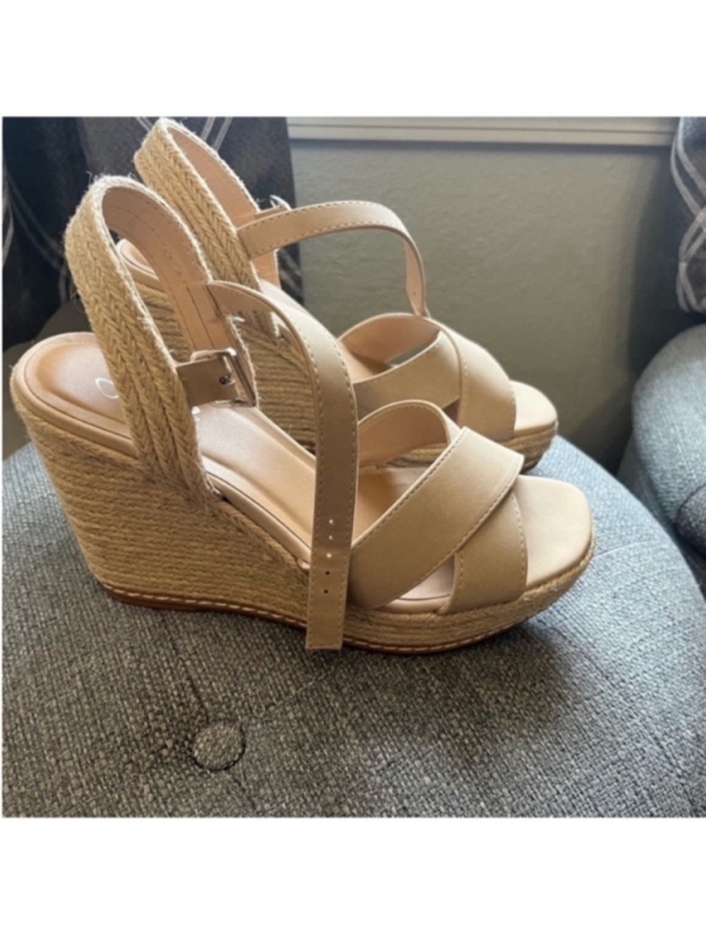 Wedges like new cream color
Good condition
